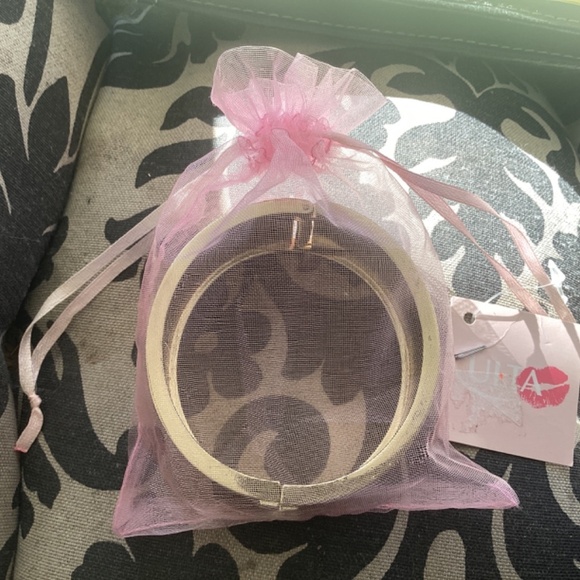 NWT Ulta Hinged LipPrint GoldTone Bracelet - Picture 6 of 6